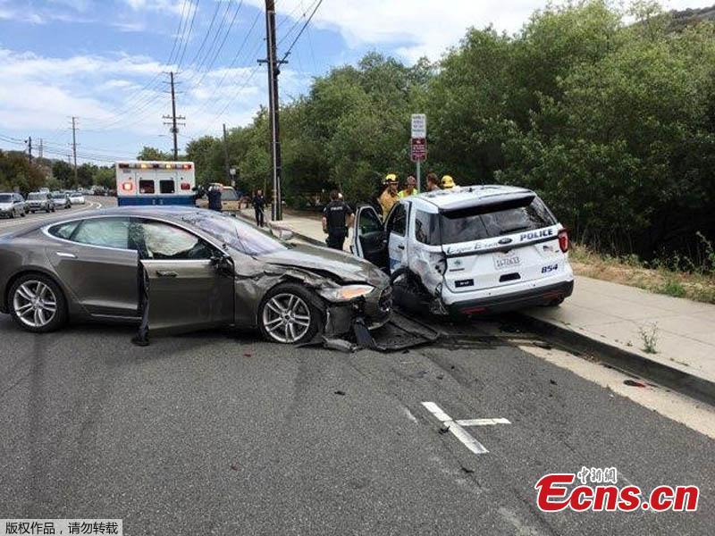 This photo provided by the Laguna Beach Police Department shows a Tesla sedan, left, in autopilot mode that crashed into a parked police cruiser, May 29, 2018, in Laguna Beach, Calif. Police Sgt. Jim Cota says the officer was not in the cruiser at the time of the crash and that the Tesla driver suffered minor injuries. (Photo/Agencies)