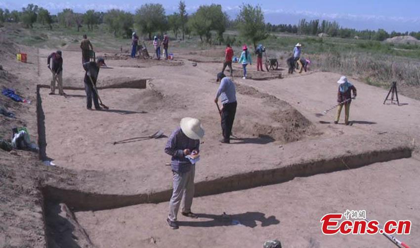 A view of the excavation at the Beiting ancient ruins in Jimsar County, Northwest China’s Xinjiang Uygur Autonomous Region. Archeologists from the CASS Institute of Archeology have found city walls built in different periods, a coin from the Tang Dynasty (618-907), horse bones, armor remains and other relics, media reported on May 29. (Photo: China News Service/Ma Dejun)