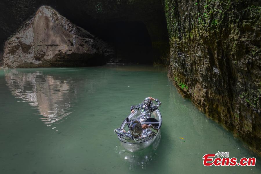 Photo taken on May 29, 2018 shows dancers performing on a transparent boat on the Meijiang River in Hunan Province. The show gave prominence to slow moves and was reportedly to urge people to slow down and appreciate nature in a fast-paced life. (Photo: China News Service/Yang Huafeng)