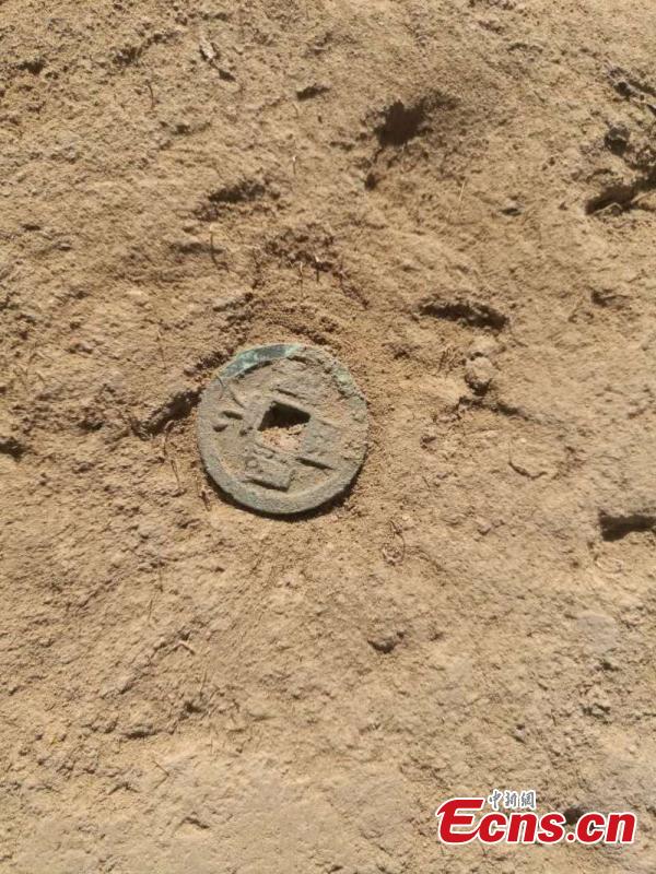 An archeologist works at the Beiting ancient ruins in Jimsar County, Northwest China’s Xinjiang Uygur Autonomous Region. Archeologists from the CASS Institute of Archeology have found city walls built in different periods, a coin from the Tang Dynasty (618-907), horse bones, armor remains and other relics, media reported on May 29. (Photo: China News Service/Ma Dejun)
