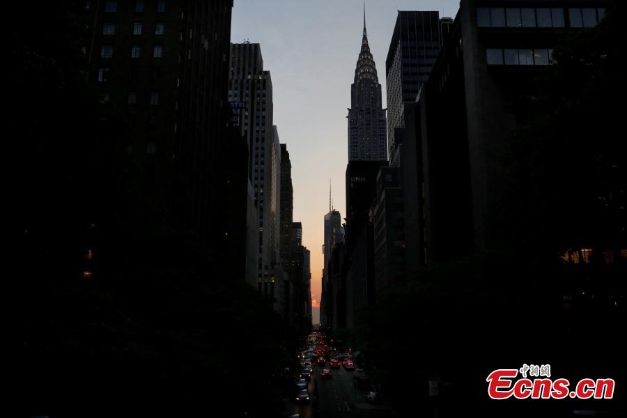 A cloud blocks the sunset on 42nd St in Manhattan during the phenomenon known as Manhattanhenge in New York City, New York, U.S. May 29, 2018. (Photo/Agencies)