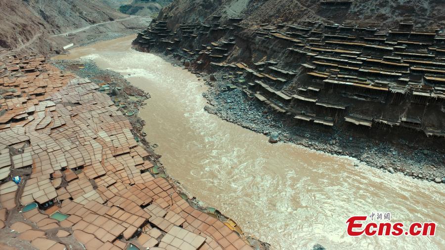 With rich salt resources, Markam county in Southwest China’s Tibet Autonomous Region has more than 3,000 salt pans near the Lancang River to evaporate brine in the sun, an ancestral technique dating back to the Tang Dynasty (618-907) and the oldest method of salt production. This salt evaporation method was listed as one of China\'s National Intangible Cultural Heritage in 2009. (Photo: China News Service/Ji Xiang)