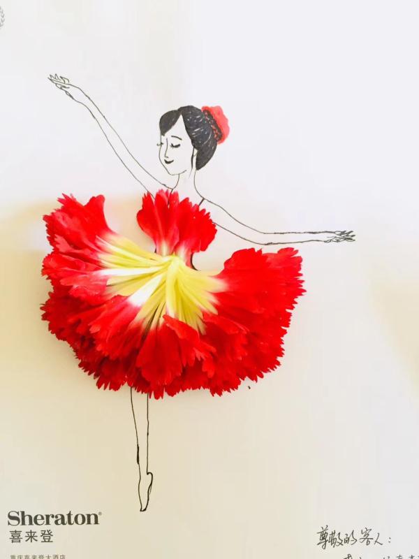 A hotel in Chongqing creates beautiful handmade welcome cards with colorful flower petals. (Photo/chinadaily.com.cn)
