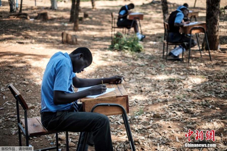 Students take an English language test on an open field at a school in Kisumu, Kenya, May 31, 2018, because the classroom was too crowded to prevent cheating. (Photo/Agencies)