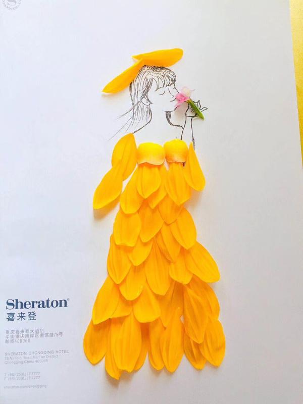 A hotel in Chongqing creates beautiful handmade welcome cards with colorful flower petals. (Photo/chinadaily.com.cn)