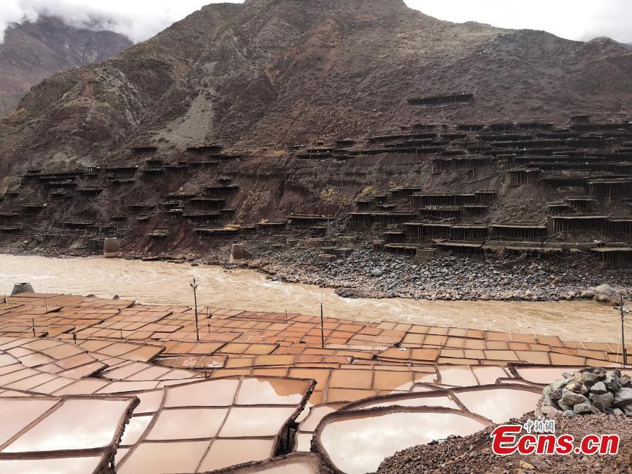With rich salt resources, Markam county in Southwest China’s Tibet Autonomous Region has more than 3,000 salt pans near the Lancang River to evaporate brine in the sun, an ancestral technique dating back to the Tang Dynasty (618-907) and the oldest method of salt production. This salt evaporation method was listed as one of China\'s National Intangible Cultural Heritage in 2009. (Photo: China News Service/Ji Xiang)