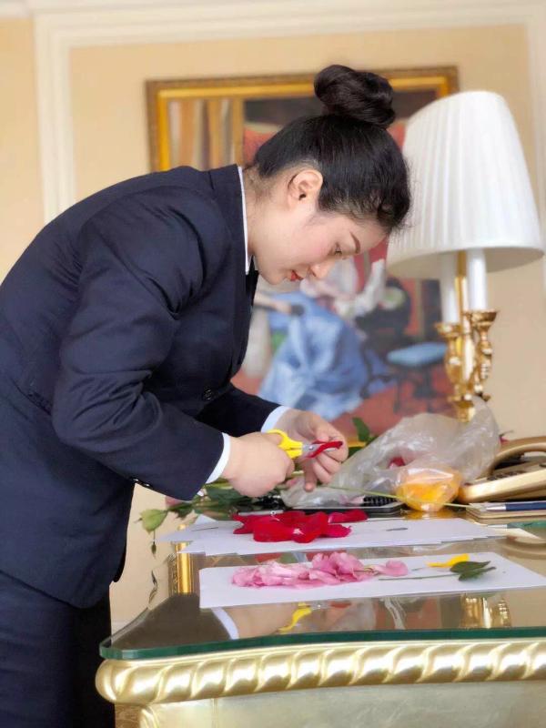 A hotel in Chongqing creates beautiful handmade welcome cards with colorful flower petals. (Photo/chinadaily.com.cn)