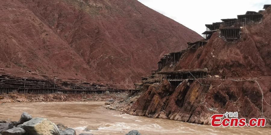 With rich salt resources, Markam county in Southwest China’s Tibet Autonomous Region has more than 3,000 salt pans near the Lancang River to evaporate brine in the sun, an ancestral technique dating back to the Tang Dynasty (618-907) and the oldest method of salt production. This salt evaporation method was listed as one of China\'s National Intangible Cultural Heritage in 2009. (Photo: China News Service/Ji Xiang)
