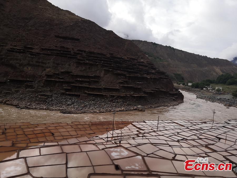 With rich salt resources, Markam county in Southwest China’s Tibet Autonomous Region has more than 3,000 salt pans near the Lancang River to evaporate brine in the sun, an ancestral technique dating back to the Tang Dynasty (618-907) and the oldest method of salt production. This salt evaporation method was listed as one of China\'s National Intangible Cultural Heritage in 2009. (Photo: China News Service/Ji Xiang)