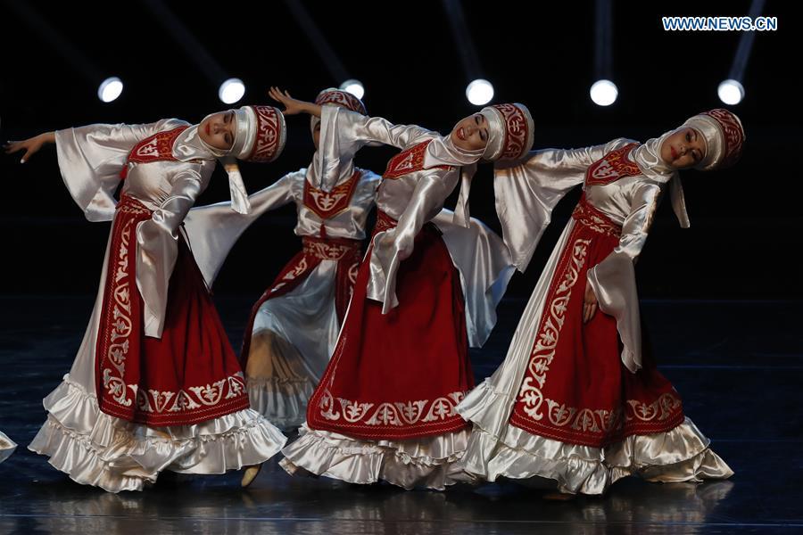 Chinese dancers perform during a folk dance show of the Shanghai Cooperation Organization (SCO) art festival held in Beijing, capital of China, June 1, 2018. (Xinhua/Shen Bohan)