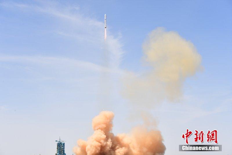 China launched a new Earth observation satellite, Gaofen-6, which will be mainly used in agricultural resources research and disaster monitoring, June 2, 2018. (Photo/China News Service)
The Gaofen-6 was launched on a Long March-2D rocket at 12:13 p.m. Beijing Time from the Jiuquan Satellite Launch Center in northwest China. A scientific experiment satellite named Luojia-1 was sent into space at the same time.
