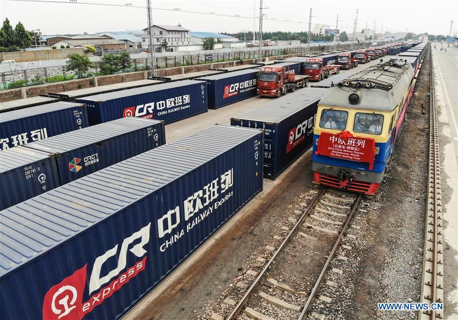 Photo taken on June 2, 2018 shows a China Railway (CR) Express cargo train leaving for Minsk from Shijiazhuang, north China\'s Hebei Province. The first China-Europe CR Express cargo train from Shijiazhuang to Minsk left on Saturday. (Xinhua/Liu Peiran)