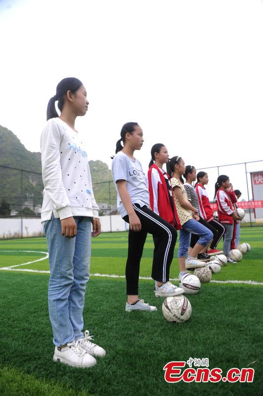 Due to the success of the school\'s boys football team, Liuye Central Elementary School has also established a team for girls. A total 100 out of 800 pupils at the school play football in Dahua Yao Autonomous County, South China’s Guangxi Zhuang Autonomous Region. (Photo: China News Service/Jiang Xuelin)