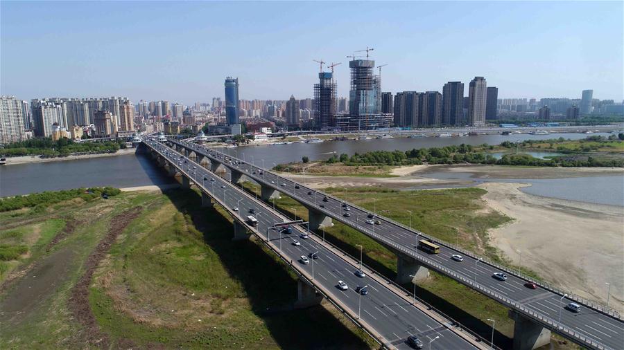 Aerial photo taken on June 2, 2018 shows the dry riverbed of Songhua River in Harbin, northeast China\'s Heilongjiang Province. The water level of Harbin section of Songhua River reduced to 113.55 meters, the lowest for some 11 years, on May 29. (Xinhua/Wang Kai)