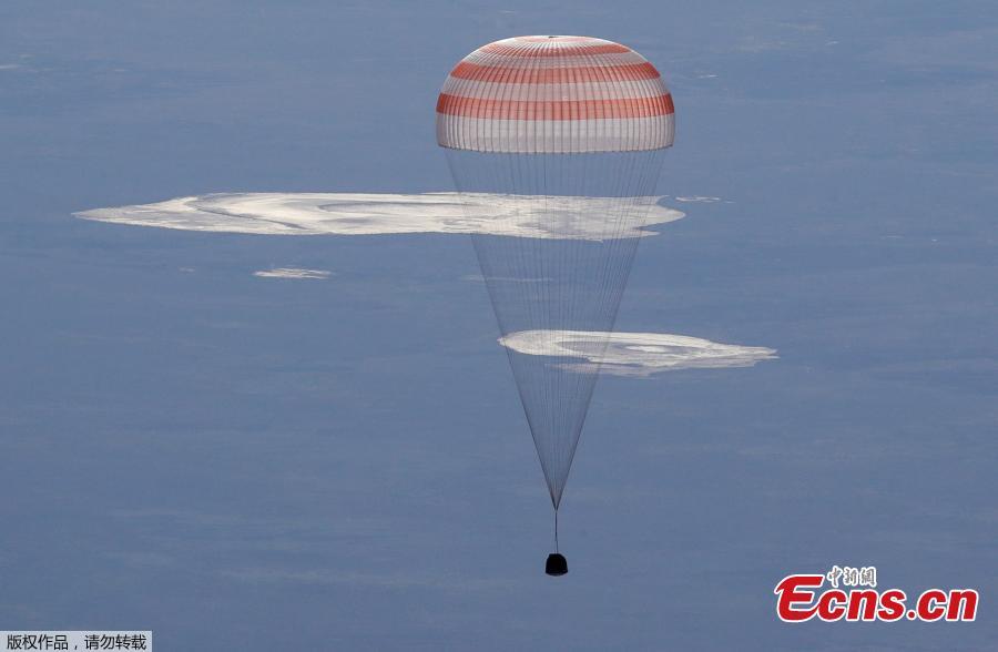 The Soyuz MS-07 capsule carrying the crew of Norishige Kanai of Japan, Anton Shkaplerov of Russia, and Scott Tingle of the U.S. descends beneath a parachute just before landing in a remote area outside the town of Dzhezkazgan, Kazakhstan June 3, 2018.(Photo/Agencies)