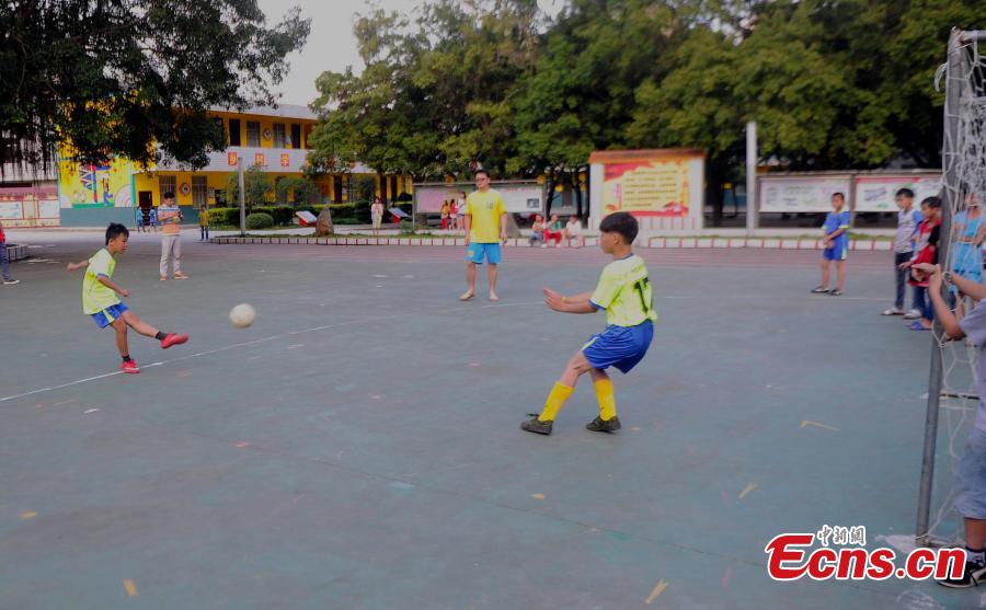 Children play football at Liuye Central Elementary School in Liuye Township, Dahua Yao Autonomous County, South China’s Guangxi Zhuang Autonomous Region. The mountainous county, with a population of 400,000 people, is one the poorest in the region. (Photo: China News Service/Jiang Xuelin)