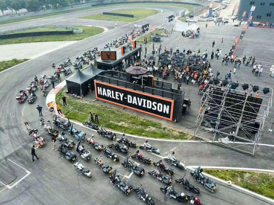 Riders on Harley-Davidson motorcycles parade through an auto park in Chengdu City, Southwest China’s Sichuan Province, June 3, 2018. More than 100 participants rode Harley-Davidson motorcycles for the second stop of the 2018 Freedom Tour. (Photo: China News Service/Zhong Xin)