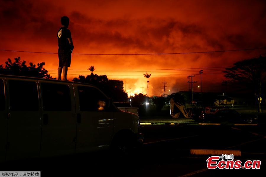 Darryl Sumiki, 52, of Hilo, watches as lava lights up the sky above Pahoa during ongoing eruptions of the Kilauea Volcano in Hawaii, U.S., June 2, 2018. (Photo/Agencies)