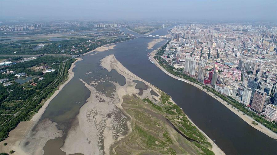 Aerial photo taken on June 2, 2018 shows the exposed riverbed of Songhua River in Harbin, northeast China\'s Heilongjiang Province. The water level of Harbin section of Songhua River reduced to 113.55 meters, the lowest for some 11 years, on May 29. (Xinhua/Wang Kai)