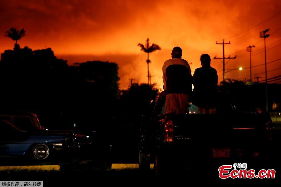 People watch as lava lights up the sky above Pahoa during ongoing eruptions of the Kilauea Volcano in Hawaii, U.S., June 2, 2018. (Photo/Agencies)