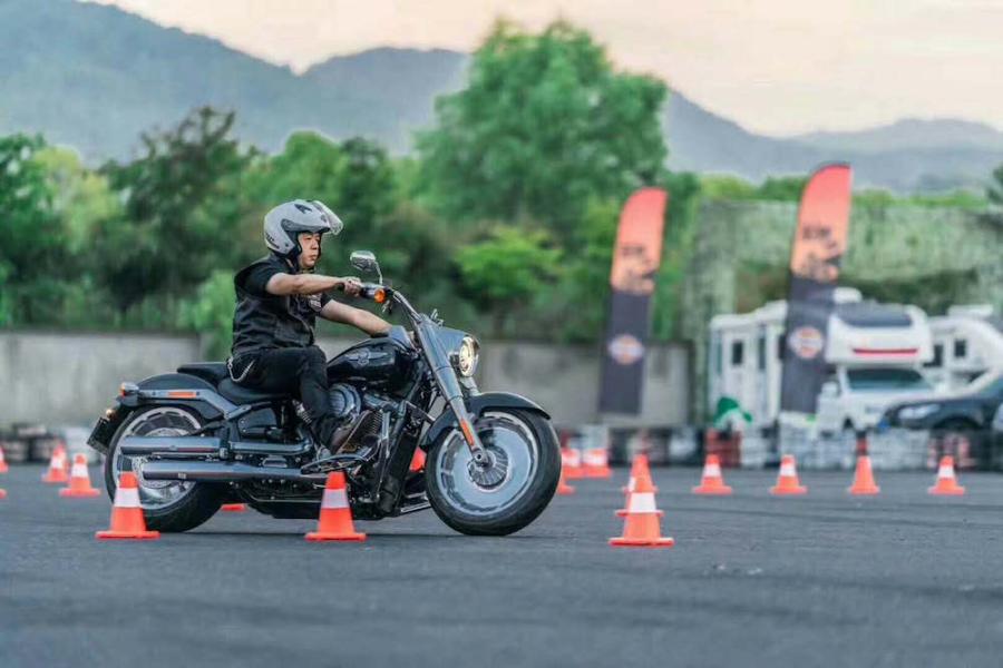 Riders on Harley-Davidson motorcycles parade through an auto park in Chengdu City, Southwest China’s Sichuan Province, June 3, 2018. More than 100 participants rode Harley-Davidson motorcycles for the second stop of the 2018 Freedom Tour. (Photo: China News Service/Zhong Xin)