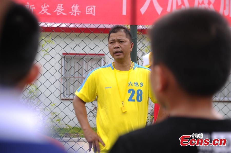 Lan Yushan, the coach of the Liuye Central Elementary School boys football team, has inspired children to develop an interest in football and dream big in Dahua Yao Autonomous County, South China’s Guangxi Zhuang Autonomous Region. (Photo: China News Service/Jiang Xuelin)