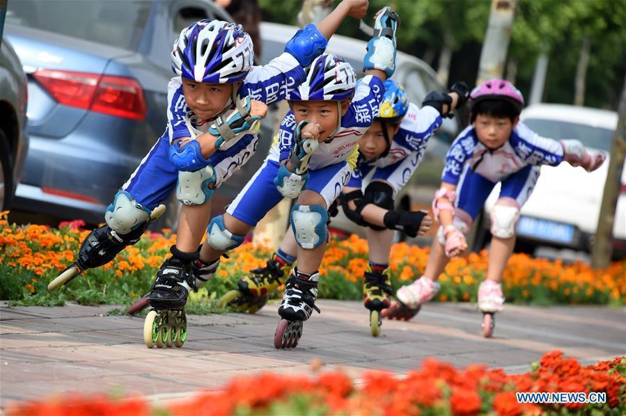 Children practice roller skating in Qingdao, east China\'s Shandong Province, June 4, 2018. The 18th Shanghai Cooperation Organization (SCO) Summit is scheduled for June 9 to 10 in Qingdao. (Xinhua/Li Ziheng)