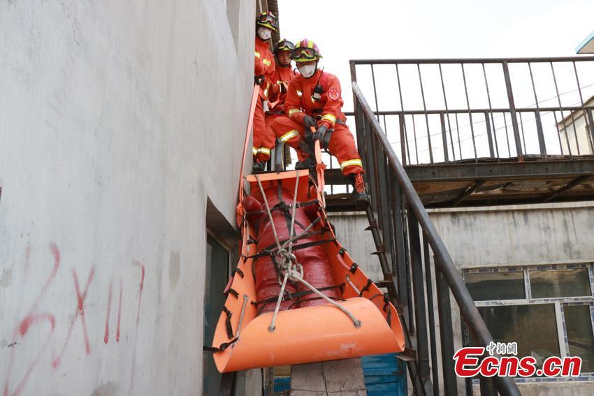 Firefighting authorities in Changchun City, Northeast China’s Jilin Province organized an earthquake drill focusing on search and rescue. Some 90 officers, assisted by search dogs and advanced devices, tested their knowledge and skills in quake emergency responses through different scenarios, such as removing building debris with machines. (Photo: China News Service/Ma Xuewen)