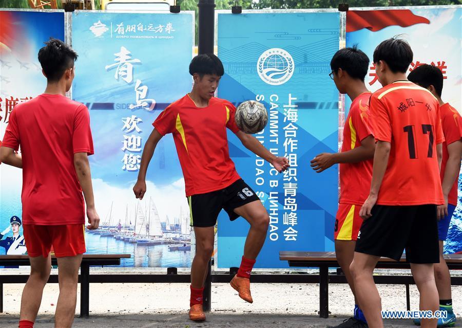 Students of a middle school play football in Qingdao, east China\'s Shandong Province, June 4, 2018. The 18th Shanghai Cooperation Organization (SCO) Summit is scheduled for June 9 to 10 in Qingdao. (Xinhua/Li Ziheng)
