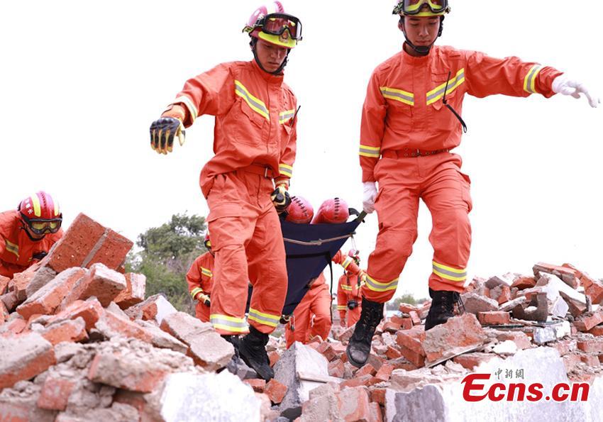Firefighting authorities in Changchun City, Northeast China’s Jilin Province organized an earthquake drill focusing on search and rescue. Some 90 officers, assisted by search dogs and advanced devices, tested their knowledge and skills in quake emergency responses through different scenarios, such as removing building debris with machines. (Photo: China News Service/Ma Xuewen)