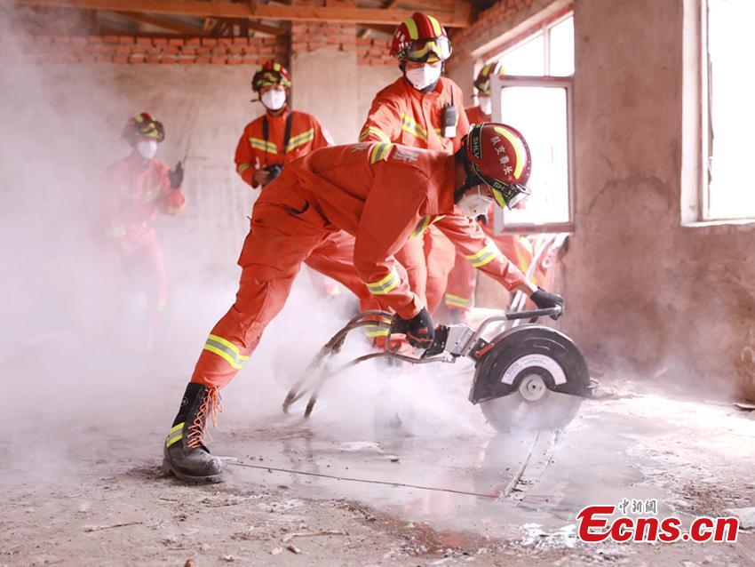 Firefighting authorities in Changchun City, Northeast China’s Jilin Province organized an earthquake drill focusing on search and rescue. Some 90 officers, assisted by search dogs and advanced devices, tested their knowledge and skills in quake emergency responses through different scenarios, such as removing building debris with machines. (Photo: China News Service/Ma Xuewen)