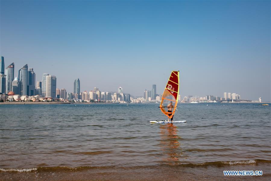 A man goes windsurfering in Qingdao, east China\'s Shandong Province, May 4, 2018. The 18th Shanghai Cooperation Organization (SCO) Summit is scheduled for June 9 to 10 in Qingdao. (Xinhua/Zhang Cheng)