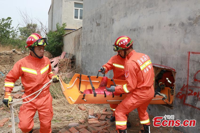 Firefighting authorities in Changchun City, Northeast China’s Jilin Province organized an earthquake drill focusing on search and rescue. Some 90 officers, assisted by search dogs and advanced devices, tested their knowledge and skills in quake emergency responses through different scenarios, such as removing building debris with machines. (Photo: China News Service/Ma Xuewen)
