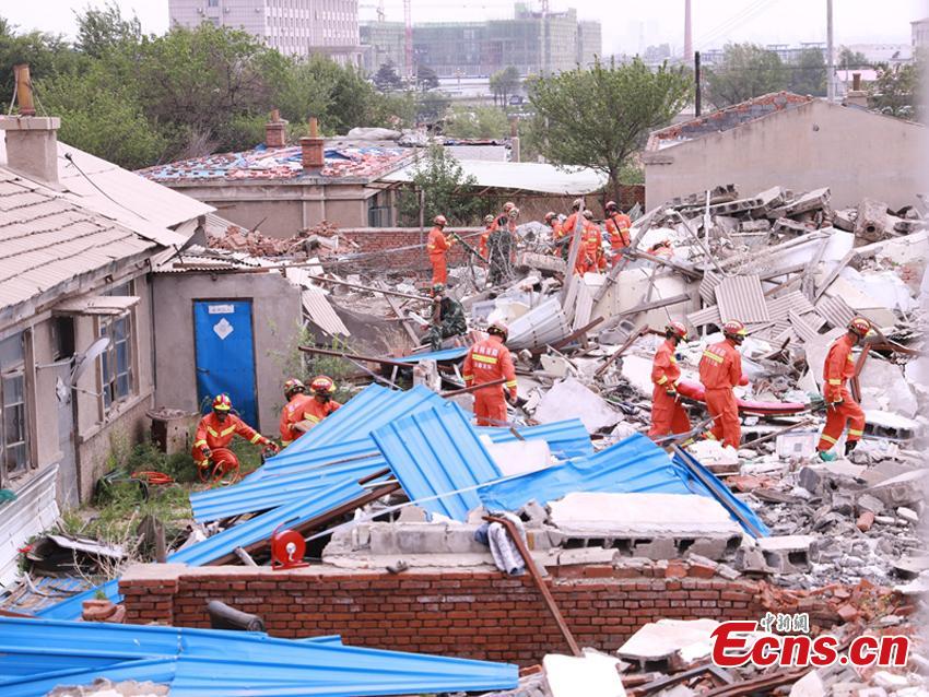 Firefighting authorities in Changchun City, Northeast China’s Jilin Province organized an earthquake drill focusing on search and rescue. Some 90 officers, assisted by search dogs and advanced devices, tested their knowledge and skills in quake emergency responses through different scenarios, such as removing building debris with machines. (Photo: China News Service/Ma Xuewen)