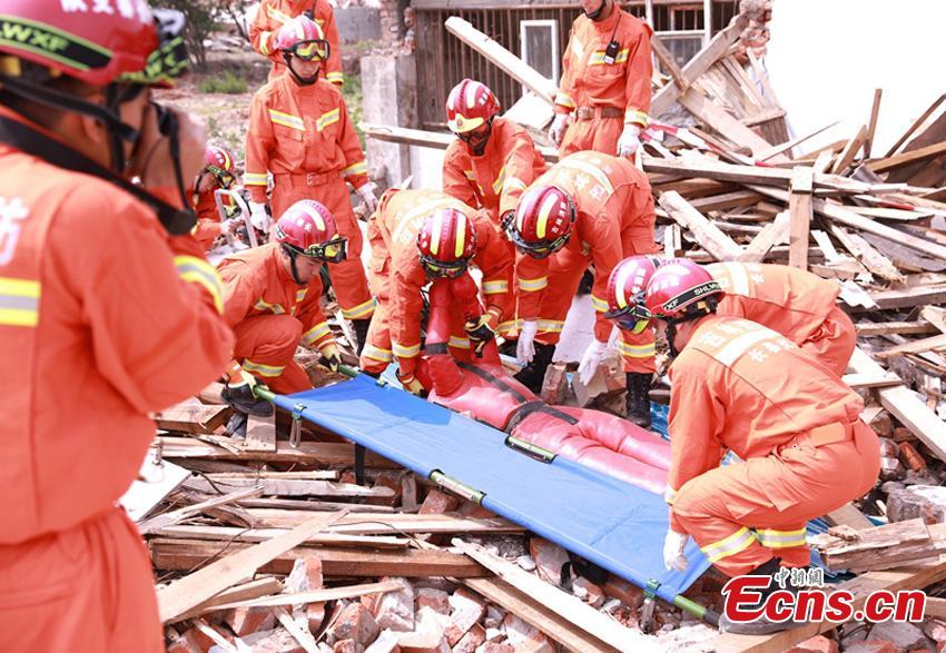 Firefighting authorities in Changchun City, Northeast China’s Jilin Province organized an earthquake drill focusing on search and rescue. Some 90 officers, assisted by search dogs and advanced devices, tested their knowledge and skills in quake emergency responses through different scenarios, such as removing building debris with machines. (Photo: China News Service/Ma Xuewen)