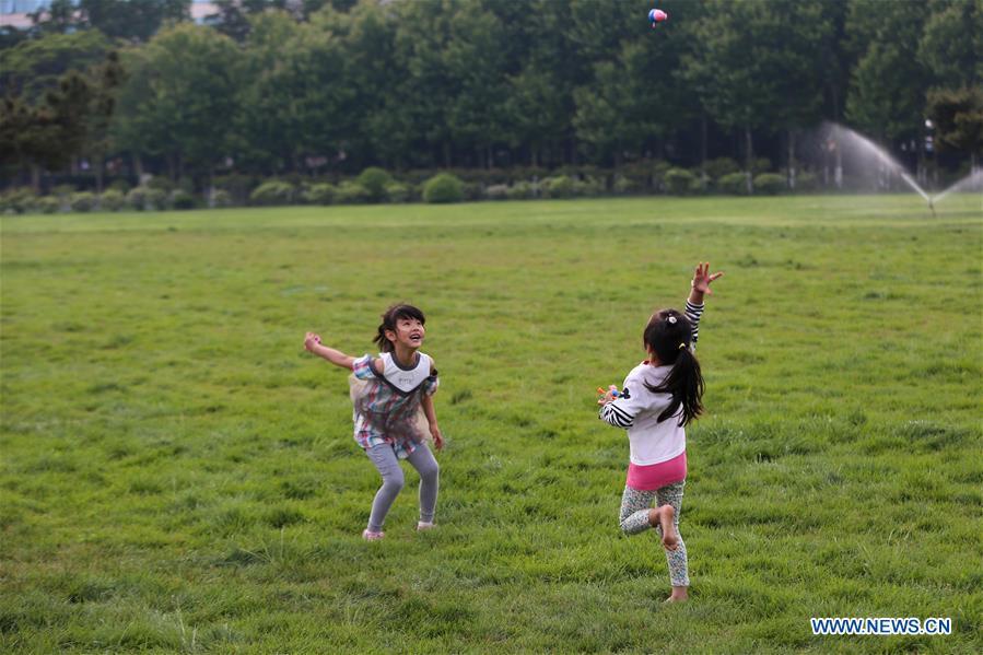 Children play on a square in Qingdao, east China\'s Shandong Province, June 3, 2018. The 18th Shanghai Cooperation Organization (SCO) Summit is scheduled for June 9 to 10 in Qingdao. (Xinhua/Zhang Cheng)