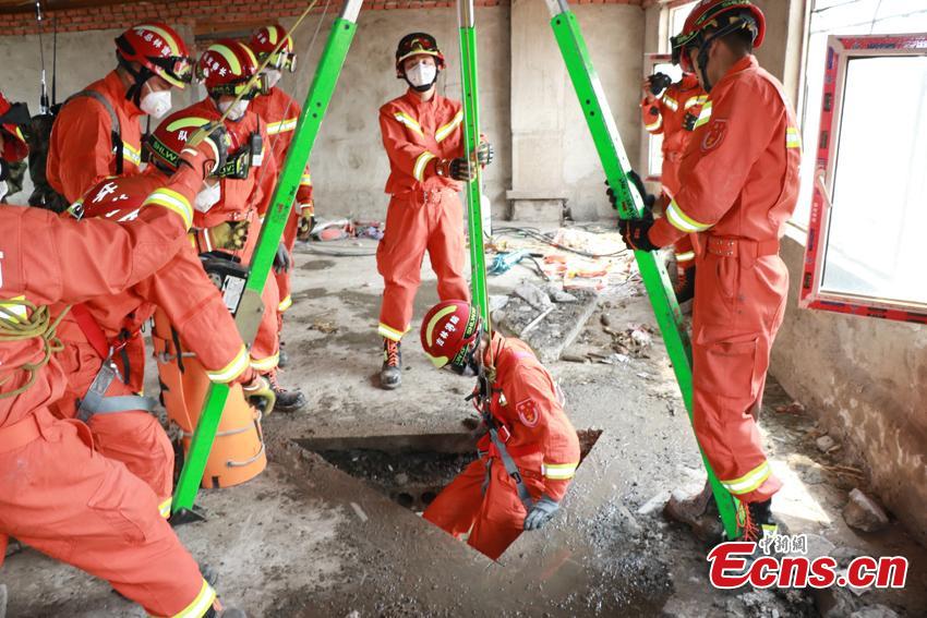 Firefighting authorities in Changchun City, Northeast China’s Jilin Province organized an earthquake drill focusing on search and rescue. Some 90 officers, assisted by search dogs and advanced devices, tested their knowledge and skills in quake emergency responses through different scenarios, such as removing building debris with machines. (Photo: China News Service/Ma Xuewen)