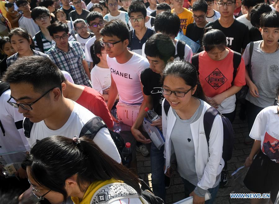 Examinees enter an exam venue at Hefei No. 8 Middle School in Hefei, capital of east China\'s Anhui Province, June 7, 2018. About 9.75 million students have registered for the national college entrance examination, which takes place from June 7 to 8. (Xinhua/Zhang Duan)