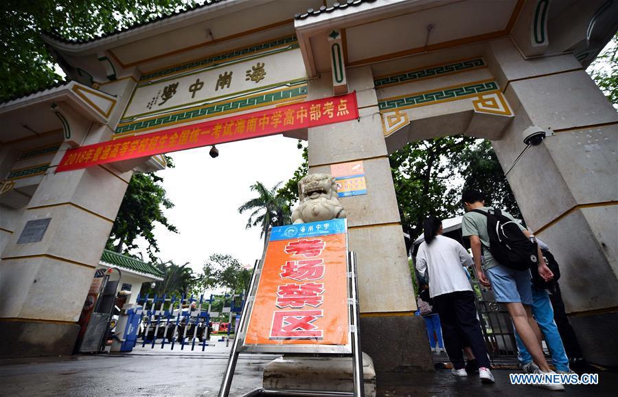 Examinees enter an exam venue at Hainan Middle School in Haikou, capital of south China\'s Hainan Province, June 7, 2018. About 9.75 million students have registered for the national college entrance examination, which takes place from June 7 to 8. (Xinhua/Guo Cheng)