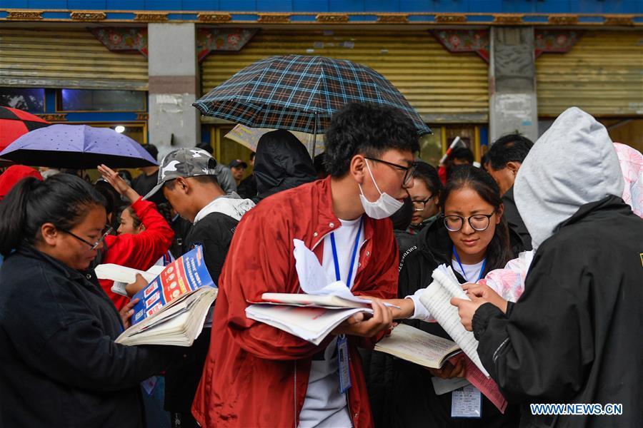 Examinees wait to enter an exam venue at Lhasa Middle School in Lhasa, capital of southwest China\'s Tibet Autonomous Region, June 7, 2018. About 9.75 million students have registered for the national college entrance examination, which takes place from June 7 to 8. (Xinhua/Liu Dongjun)