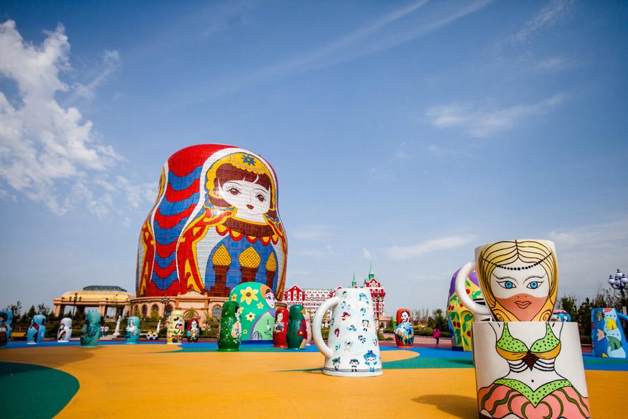 The Matryoshka Piazza in Manchuria, North China\'s Inner Mongolia autonomous region, June 5, 2018. (Photo provided to chinadaily.com.cn)
A 30-meter-tall matryoshka doll, deemed the largest of its kind worldwide, has become a major attraction in Manchuria, China\'s northern region adjacent to Russia and Mongolia.
The main doll features paintings of girls from the three nations, and it is surrounded by 30 exquisite Easter eggs and 200 nesting dolls symbolizing countries and regions around the globe.
Tourists and local schoolchildren visit this iconic tourist spot at the Matryoshka Piazza to experience the perfect fusion of Eastern and Western cultures.