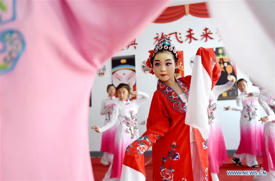Students practice basic performing actions of Chinese drama at a primary school in Neiqiu County, north China\'s Hebei Province, June 8, 2018. The school introduced Chinese drama to student class to make it a way of inheriting traditional Chinese culture. (Xinhua/Zhu Xudong)