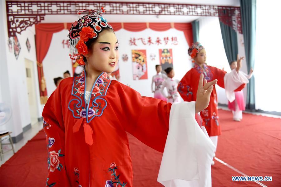 Students practice basic performing actions of Chinese drama at a primary school in Neiqiu County, north China\'s Hebei Province, June 8, 2018. The school introduced Chinese drama to student class to make it a way of inheriting traditional Chinese culture. (Xinhua/Zhu Xudong)
