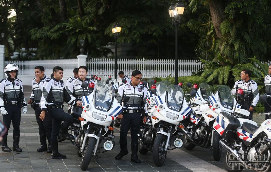 Police gather outside the Istana, the official residence and office of the President of Singapore on Sunday. (Photo: Yang Sheng/GT)