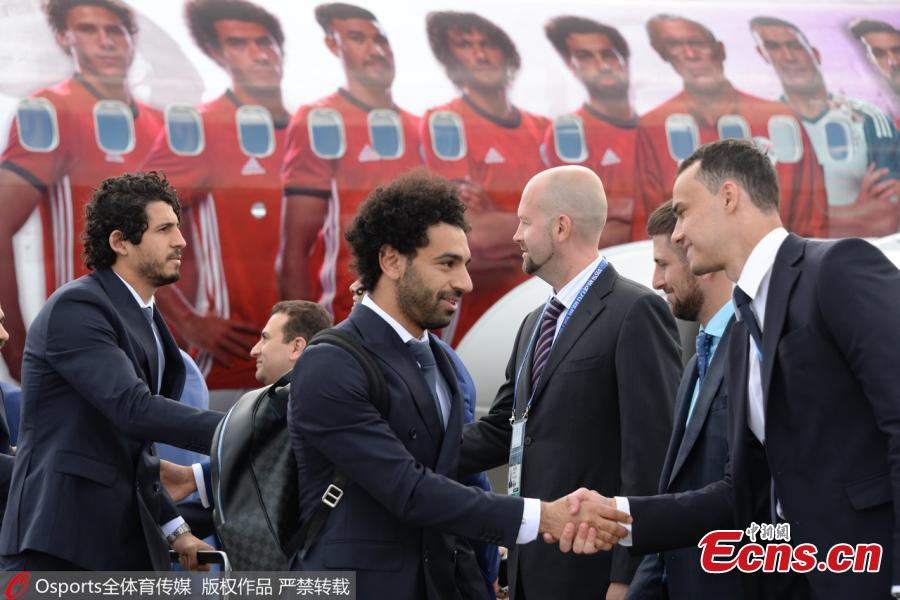 Egyptian national soccer team player and Liverpool\'s star striker Mohammed Salah arrives with the Egypt national soccer team at an airport outside Grozny, Russia, June 10, 2018 to compete in the 2018 World Cup in Russia. The Egyptians begin their campaign against Uruguay in Ekaterinburg on Friday. (Photo/Osports)