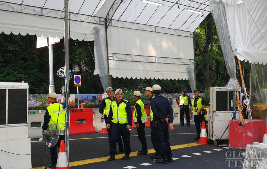 Singaporean police stand at a checkpoint set up outside the St. Regis Hotel on Sunday where DPRK leader Kim Jong-un is staying. (Photo: Yang Sheng/GT)