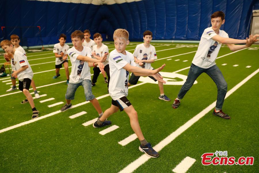 Russian teenager ice hockey players learn about kung fu during a visit to Beijing Huijia Private School in Beijing, June 11, 2018. (Photo: China News Service/Liu Guanguan)