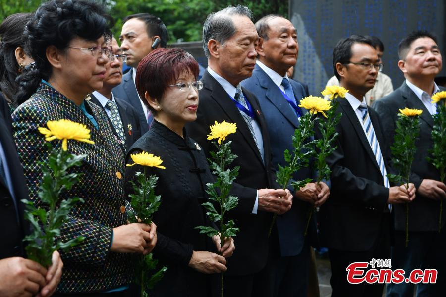Hung Hsiu-chu, former chairwoman of Kuomintang in Taiwan, leads a delegation to pay homage to deceased soldiers of the Chinese Expeditionary Force who died while fighting the Japanese army in World War II in Myanmar, at a martyrs\' cemetery in Tengchong County, Southwest China\'s Yunnan Province, June 11, 2018. (Photo: China News Service/Liu Ranyang)