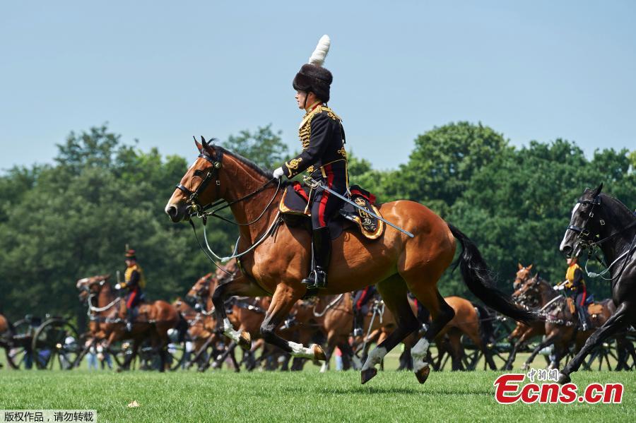 Photo taken on June 11, 2018 shows the King’s Troop Royal Horse Artillery fired a 41-gun salute in Hyde Park, London, to mark Prince Philip\'s 97th birthday. (Photo/Agencies)