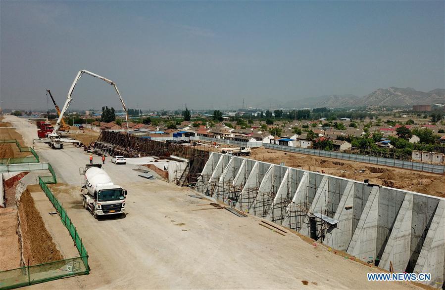 Workers work at a construction site of the Beijing-Zhangjiakou high-speed railway in Zhangjiakou, north China\'s Hebei Province, June 11, 2018. The railway, connecting China\'s capital Beijing and Zhangjiakou of north China\'s Hebei Province, is designed at a speed of 350 kilometers per hour and is expected to be put into use at the end of 2019. (Xinhua/Yang Shiyao)